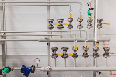 Kazan dairesindeki manometreyi, boruyu, akış sayacını ve musluk vanalarını kapatın..