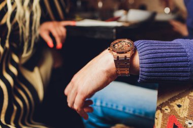 Kendi seçtikleri ile kendinden emin. Ayakkabı mağazasında kanepede otururken dize bölümü mükemmel bacaklar bacaklarını tutmak olan genç kadın geçti.