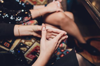 Kendi seçtikleri ile kendinden emin. Ayakkabı mağazasında kanepede otururken dize bölümü mükemmel bacaklar bacaklarını tutmak olan genç kadın geçti.