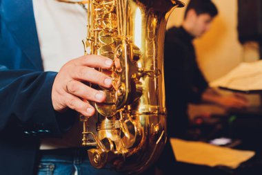 Saksafon klasik müzik enstrümanı saksofoncu alto saksafon portre siyah ile.