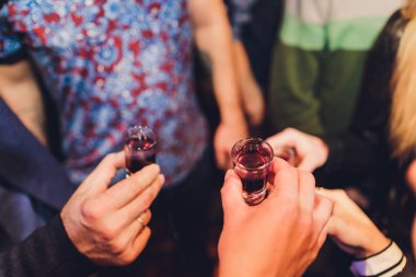 Barmen güçlü alkollü içecek bar, çekim küçük gözlük içine dökme.