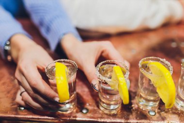 Barmen güçlü alkollü içecek bar, çekim küçük gözlük içine dökme.