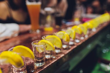 Barmen güçlü alkollü içecek bar, çekim küçük gözlük içine dökme.