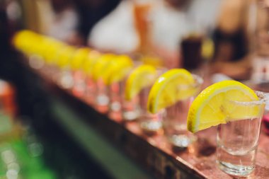 Barmen güçlü alkollü içecek bar, çekim küçük gözlük içine dökme.