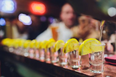Barmen güçlü alkollü içecek bar, çekim küçük gözlük içine dökme.