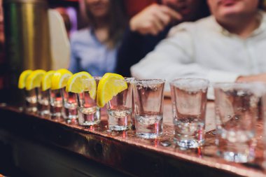 Barmen güçlü alkollü içecek bar, çekim küçük gözlük içine dökme.