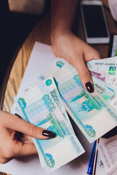 Rublos rusos en manos de una mujer de negocios. —  Fotos de Stock