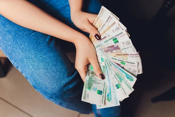 Rus rublesi bir iş kadınının ellerinde..