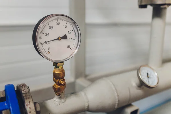Cierre de manómetro, tubería, medidor de flujo y válvulas de grifo del sistema de calefacción en una sala de calderas. — Foto de Stock