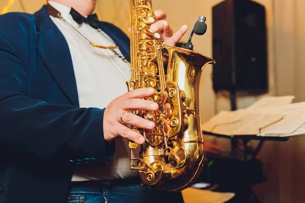 Saxofon klassisches Musikinstrument Saxofonist mit Altsax Nahaufnahme auf schwarz. — Stockfoto