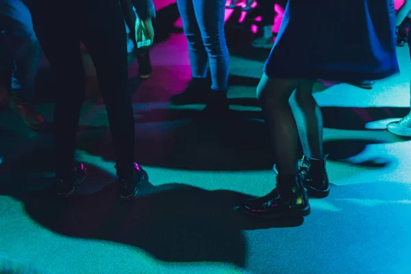 Füße von Menschen, die auf einer Club-Party tanzen. Nicht wiederzuerkennen. — Stockfoto