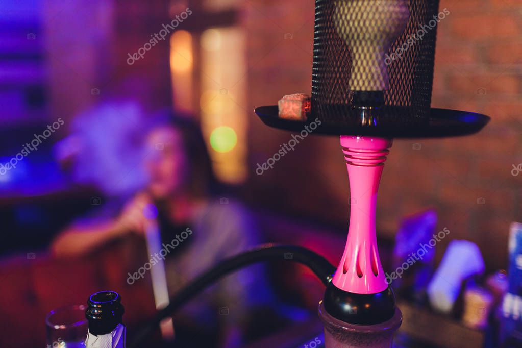 Shisha Hookah con carbones al rojo vivo. Chispas de respirar. Hookah