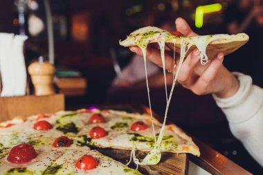 Genç kadın holding plaka ile lezzetli pizza, görünümü kapatın.