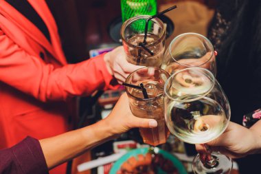 Bokeh arka plan önünde şarap veya şampanya ile bardak clinking insanların grup kadar çekim kapatın.