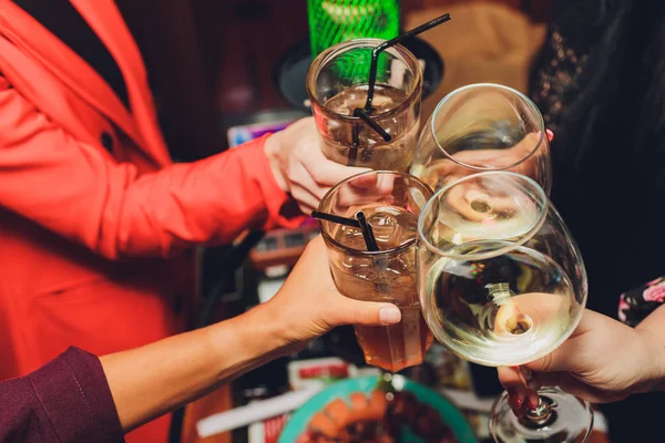 Bokeh arka plan önünde şarap veya şampanya ile bardak clinking insanların grup kadar çekim kapatın.