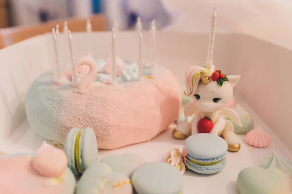 Oslavenkyně s dortem, postava z duhy a jednorožce. — Stock fotografie
