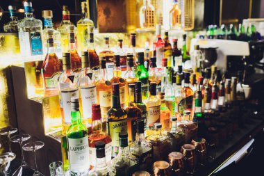 Ufa, Rusya, 1 Temmuz 2019: Bir bardaki raflarda çeşitli şişe alkol sergileniyor.