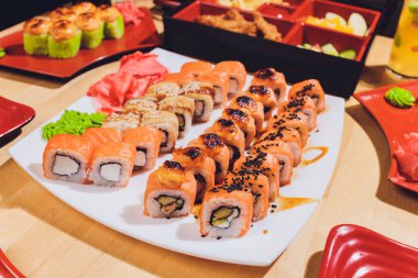 Bir restoran masasında Japon gıda karışımı.