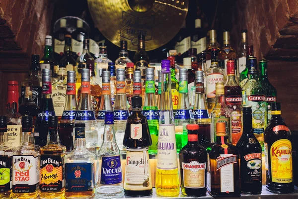 Уфа (Росія) 1 липня 2019 року: на деяких полицях у пабі виставлено кілька видів пляшкового спирту.. — стокове фото