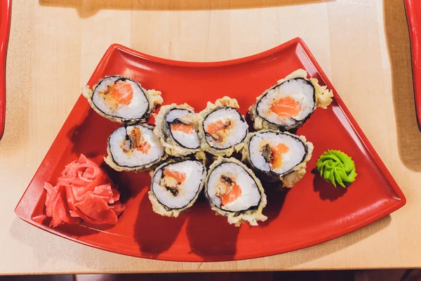 Mix di cibo giapponese su un tavolo da ristorante . — Foto Stock