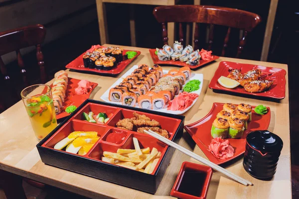Japoński mix żywności na stole restauracji. — Zdjęcie stockowe