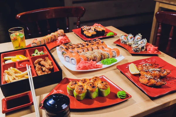 Japansk mat mix på ett restaurangbord. — Stockfoto