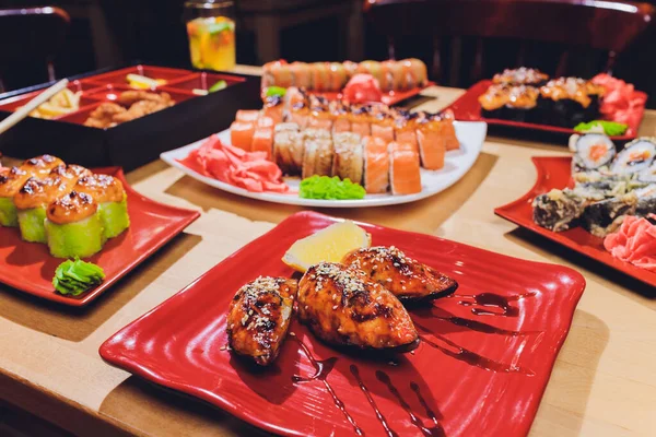 Mistura de comida japonesa em uma mesa de restaurante . — Fotografia de Stock