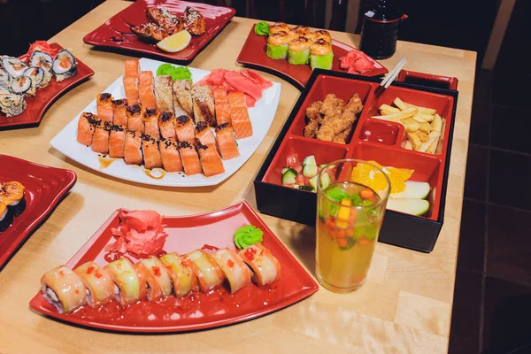 Bir restoran masasında Japon gıda karışımı. — Stok fotoğraf