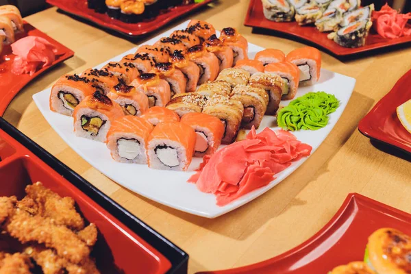 Japansk mat mix på ett restaurangbord. — Stockfoto
