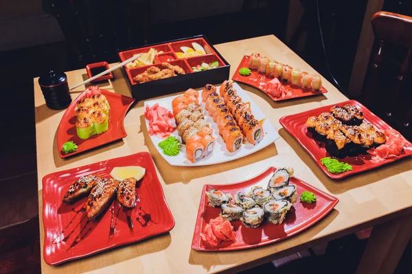 Japansk mat mix på ett restaurangbord. — Stockfoto