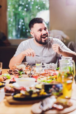 Büyük masada yemekli bir adam var..