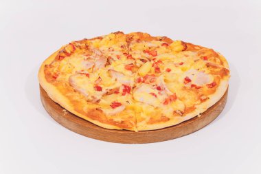 Deniz ürünleri ahşap stand üzerinde beyaz izole lezzetli pizza.