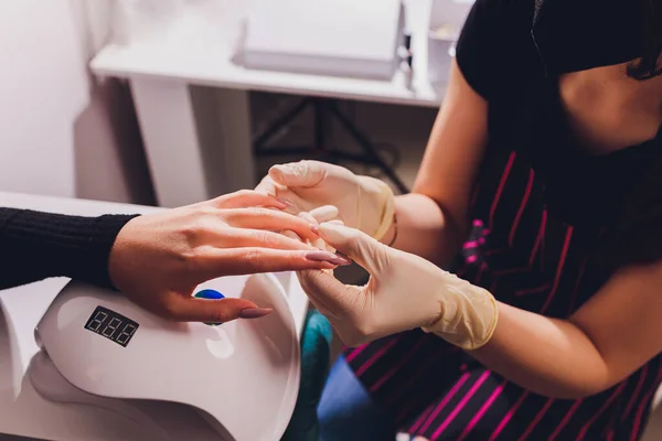 Estilo uñas color esmalte de uñas. Manicura coloreada, uñas de pintura de laca de colores cosméticos. — Foto de Stock