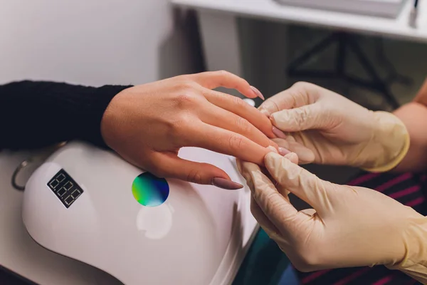 Estilo uñas color esmalte de uñas. Manicura coloreada, uñas de pintura de laca de colores cosméticos. — Foto de Stock