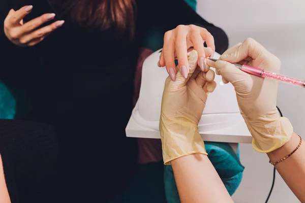 Estilo uñas color esmalte de uñas. Manicura coloreada, uñas de pintura de laca de colores cosméticos. — Foto de Stock