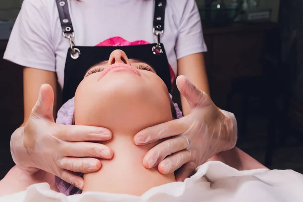 Cosmetólogo hace un masaje bucal de los pacientes músculos faciales . —  Fotos de Stock