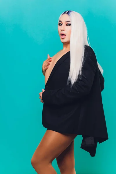 Potret wanita transgender muda dengan latar belakang warna . — Stok Foto