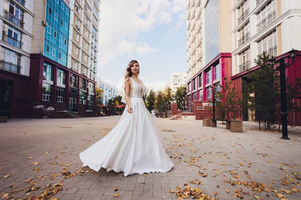 Mariée posant dans un parc vert fille dans une robe blanche sur un fond de vert . — Photo