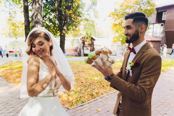 Portrait of the bride and groom with ice-cream. — Stock Photo, Image