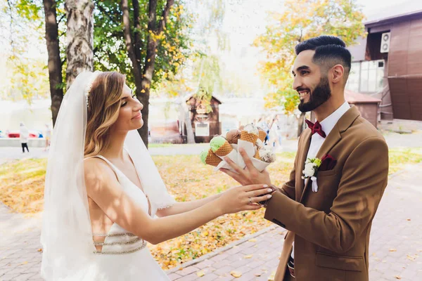Retrato da noiva e do noivo com sorvete . — Fotografia de Stock
