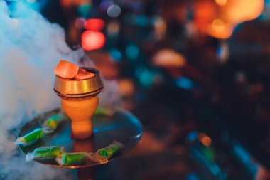 Sigara içmek için nargile kömürü ve doğal ışıklandırmada eğlence..