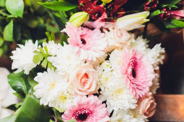 Çiçekler beyaz ahşap arka planda. Kopyalama alanı olan üst görünüm.