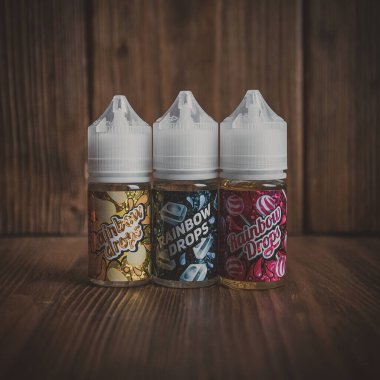 Ufa, Rusya, Vape Shop, 1 Temmuz 2019: E-likit e-meyve suyu Elektronik sigara buharlaştırma cihazı için yüksek buhar, tezgahın üzerinde şişe içinde duman buharı.