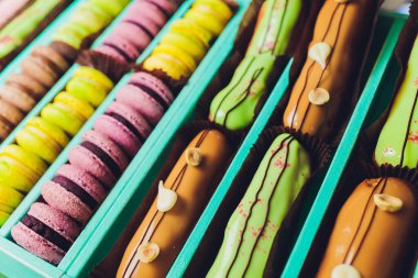 mavi hediye kutusu eklerlerle ve badem kurabiyeleriyle.