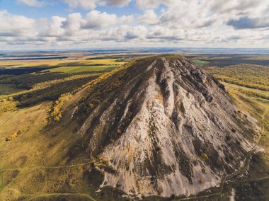 Ishimbai yakınlarındaki Shihan Toratau Dağı. Ishimbai şehrinin sembolü. Bashkortostan. Rusya.