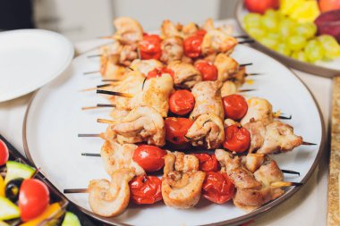 Bambu şiş üzerinde ızgara tavuk yakın görünümü, sığ derinlik-in tarla.