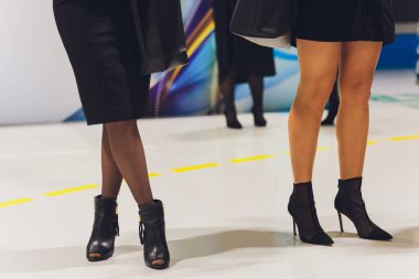 Restoranda siyah külotlu çorap giyen güzel kadın bacakları..