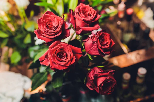 Blumen rahmen auf weißem Holzhintergrund. Draufsicht mit Kopierraum. — Stockfoto