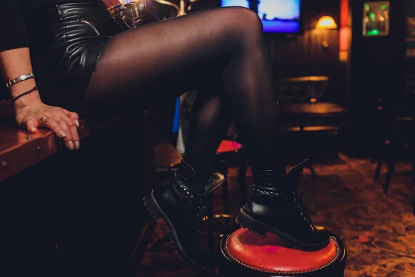 Beautiful female legs in black pantyhose in a restaurant. — Stock Photo, Image