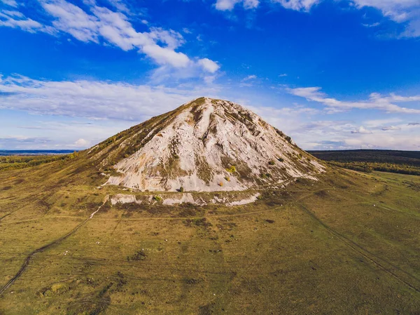 Mount Shihan Toratau nära staden Ishimbai. symbol för staden Ishimbai. Bashkortostan. Ryssland. — Stockfoto